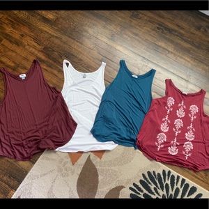 Women’s 4 Tanks sz Large
